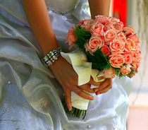 Букет нареченої з коралових троянд